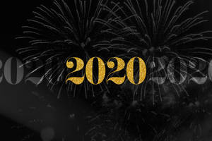 金色2020文字，背景有煙火，用於新年慶祝。 — 黑色美學手機 壁紙