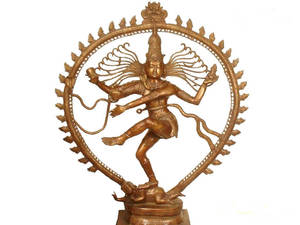 金色青銅雕像，納塔拉賈（Nataraja）舞動，帶有火焰般的光環和精緻細節。 — 雕塑 壁紙