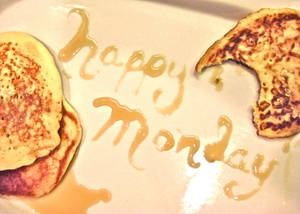 盤子上以糖漿拼出 happy monday 的鬆餅。 — 快樂星期一 壁紙