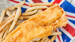 英國國旗圖案紙墊上的香脆炸魚薯條。 — 英國 壁紙