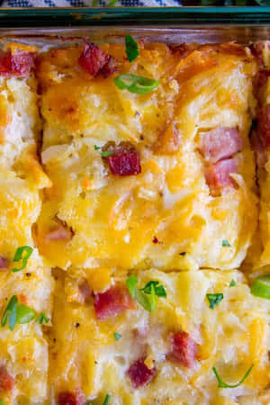 玻璃盤中的金黃起司砂鍋，搭配培根和青蔥。 — 2:3 壁紙