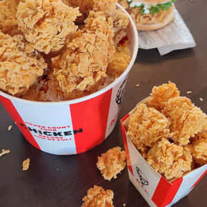 木桌上KFC桶中的酥脆炸雞。 — 肯德基 壁紙