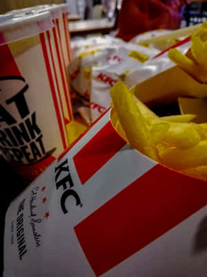 KFC薯條和飲料杯在桌子上的特寫。 — 2048x2732 壁紙
