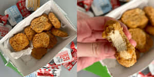 手拿著一個被咬過的雞塊，旁邊有醬料包。 — 肯德基 壁紙