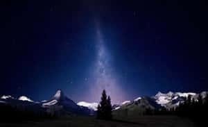 星空下積雪的山峰，銀河清晰可見。 — 美麗的秋天 壁紙