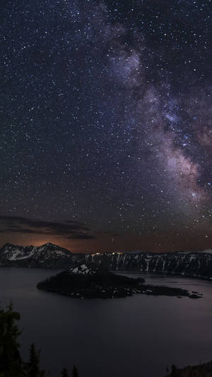 星空之夜，銀河系橫跨於積雪的山脈和寧靜的湖泊之上。 — 俄勒岡州 壁紙