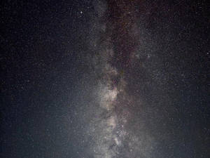 銀河系在黑暗的夜空中閃爍著星星。 — 太空 壁紙