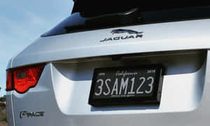 銀色Jaguar F-PACE SUV車尾，加州車牌，日光。 — 好看汽車 壁紙