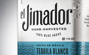 El Jimador 龍舌蘭酒瓶標籤，顯示手工採摘的藍色龍舌蘭和墨西哥產地。 — 品牌 壁紙