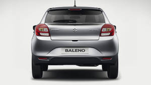 在攝影棚環境中從後方看到的銀色鈴木Baleno緊湊型轎車。 — 鈴木 壁紙