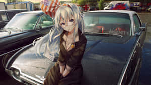 銀髮戴眼鏡的動漫少女靠在潮濕停車場中的一輛復古黑色汽車上。 — 動漫汽車 壁紙