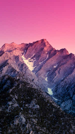 粉紅色日落映照著積雪的山脈，山谷中河流蜿蜒 — 山脈 壁紙
