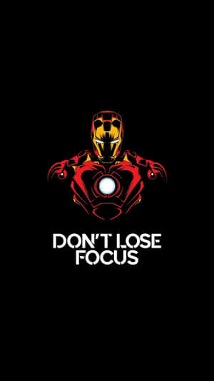 鋼鐵人帶有發光的弧形反應爐，黑色背景上寫有「Don't Lose Focus」文字。 — 鋼鐵人標誌 壁紙