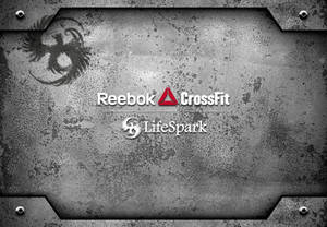 Reebok CrossFit 和 LifeSpark 標誌在風化金屬背景上。 — 銳步 壁紙