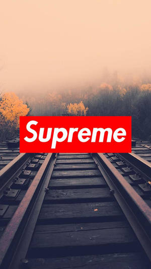 鐵路軌道穿過迷霧秋林，帶有紅色Supreme標誌疊加。 — 火車 壁紙