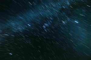 黑暗的夜空，帶有藍色和白色的星跡。 — 宇宙 壁紙