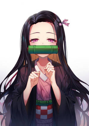 長黑髮粉紅眼睛的動漫女孩，穿著傳統日本服飾，嘴上戴著竹製口枷。