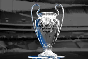 UEFA 歐冠獎盃置於球場基座上，帶有選擇性藍色燈光。 — 巴塞隆納 壁紙