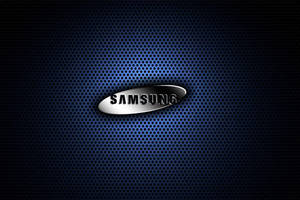 Samsung標誌在穿孔藍色金屬背景上 — 三星 Galaxy S22 壁紙