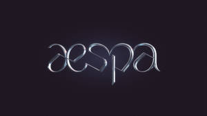 深紫色背景上閃亮的銀色 aespa 標誌，帶有發光高光。 — 香奈兒標誌 壁紙