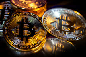 閃亮的金色和銀色比特幣硬幣在黑暗表面上反射光線。 — 比特幣 GIF 壁紙
