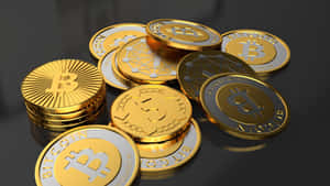 深色反光表面上的金色比特幣硬幣堆。 — 比特幣 GIF 壁紙