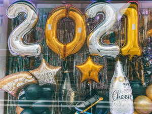 除夕櫥窗展示，配有2021氣球和節日裝飾。 — 新年快樂 2020 壁紙