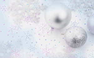 銀色聖誕裝飾品，帶有閃閃發光的雪花，背景冰霜。 — 聖誕樹動畫 壁紙