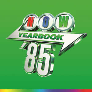 綠色背景上閃亮鉻色的 NOW YEARBOOK '85 標誌。 — 復古90年代風格 壁紙