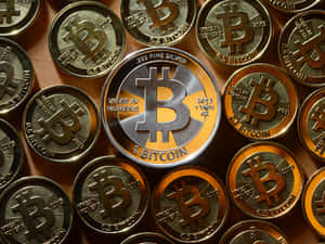 閃亮銀色和金色比特幣代幣以密集圖案排列。 — 比特幣 GIF 壁紙