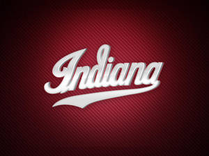 帶紋理紅色背景上的閃亮銀色 Indiana 標誌 — 印第安納瓊斯 壁紙