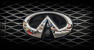 黑色汽車水箱護罩上的鍍鉻Infiniti標誌，帶有波浪圖案和反射。 — Infiniti 壁紙