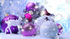 雪中飄落雪花的節日聖誕裝飾品和馴鹿雕像。 — 淺紫色系美學 壁紙