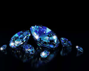 藍色鑽石在黑色反光表面上閃耀著明亮的高光。 — 鑽石 壁紙