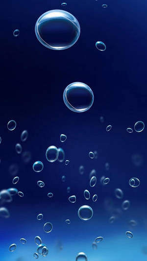 氣泡在清澈的水中上升，背景為藍色漸變。 — 三星Galaxy 壁紙