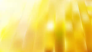柔和的金色光線在溫暖的抽象漸變中斜向流動。 — 7680x4320 壁紙