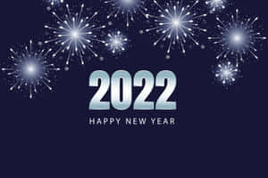 銀色煙火在深藍色背景上的 '2022 Happy New Year' 文字上方爆炸。 — MacBook Air 壁紙