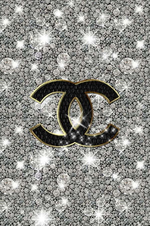 Chanel 標誌被閃爍的鑽石環繞，背景為銀色。 — 香奈兒 壁紙