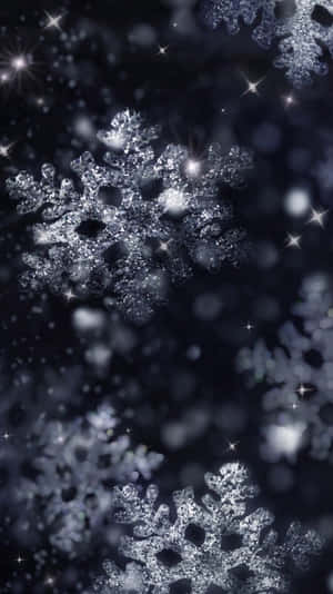 閃爍的雪花漂浮在深藍色星空上，帶有發光亮點。 — 暗色 壁紙