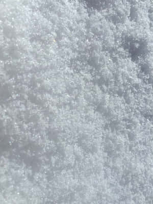 雪晶在陽光下閃耀的特寫 — iPad Pro 12.9 壁紙