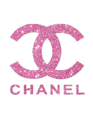 白色背景上閃閃發光的粉紅色閃粉 Chanel 標誌，帶有交織的 CC 和品牌名稱。 — 粉嫩粉彩美學 壁紙