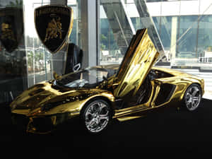 金色藍寶堅尼在豪華車展廳內打開車門。 — 跑車 壁紙