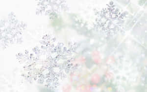 雪花在柔和的白色背景上閃爍著閃粉，帶有粉紅色散景燈光。 — 聖誕樹動畫 壁紙