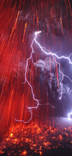 閃電在火山爆發上方閃爍，伴隨著發光的熔岩和紅色雨絲。 — iPhone 17e 壁紙