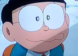 戴著大圓眼鏡、露出微妙笑容的動漫男孩，身穿藍色背心。 — 可愛的防彈少年團 壁紙