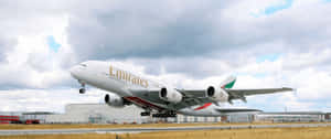 阿聯酋航空空中巴士A380在多雲的天空下從機場跑道起飛。 — 4K 飛機壁紙