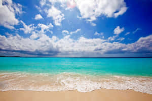 碧綠色的海浪在明亮的藍天白雲下滾滾而來，拍打著金色的沙灘。 — 海灘 壁紙