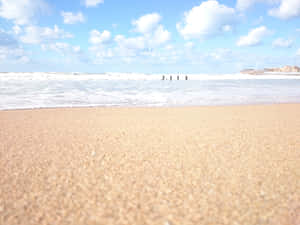 金色沙灘與海浪，藍天白雲 — 海灘 壁紙