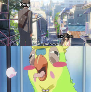 動畫角色 Ryuji 和 Inko-chan 在城市小巷中，還有一隻名叫 Inpo 的綠色鸚鵡正在反應。 — Pixel 9 Pro Fold 壁紙