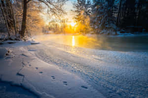 日出時分的雪河，蒸氣升騰，前景有腳印。 — 冬季風景 壁紙